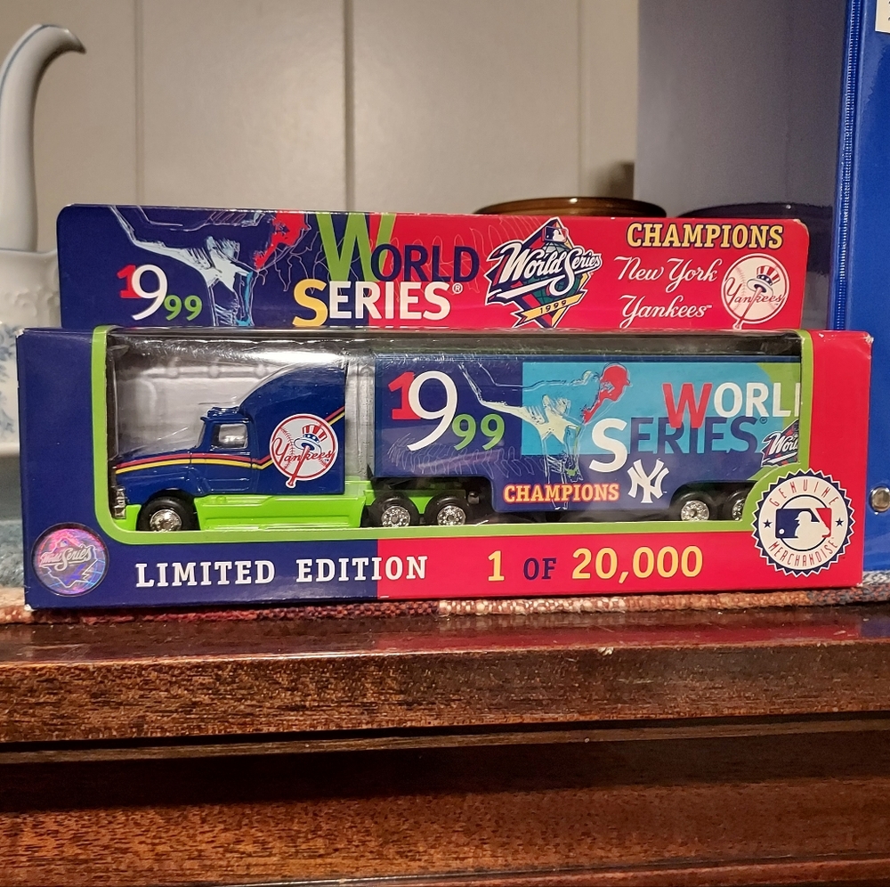 Official MLB Limited Edition New York Yankees Collectible World Series 1999